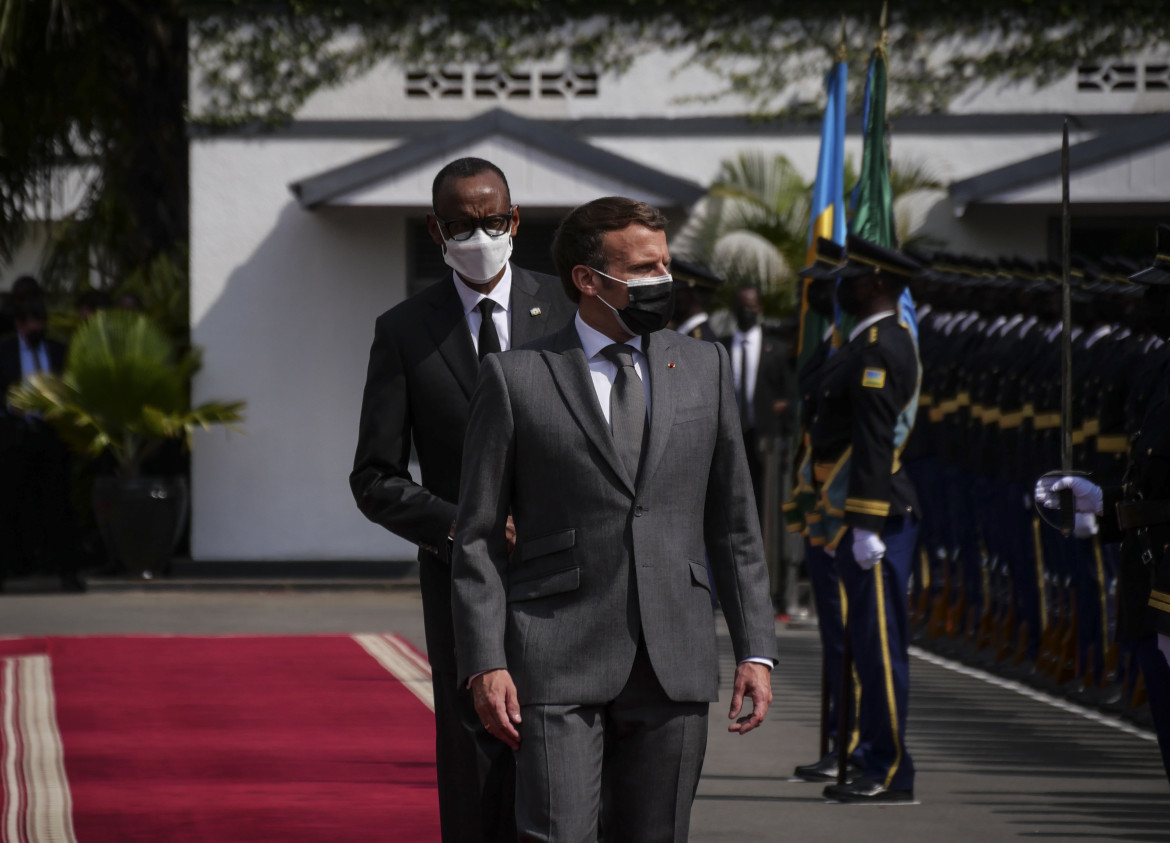 Il presidente francese Emmanuel Macron ricevuto ieri a Kigali dal suo omologo ruandese Paul Kagame