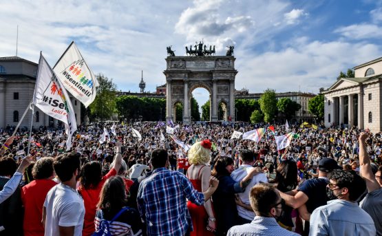 A Milano c larcobaleno Approvate la legge Zan