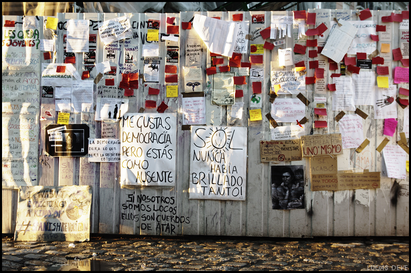 Madrid 23 maggio 2011, il muro di fogli a Puerta del Sol; in basso Pablo Iglesias durante la campagna elettorale del 2015