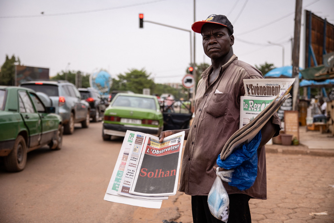 La strage di Solhan sulla prima a lutto del quotidiano Observateur Paalga venduto ieri nelle strade della capitale Ouagadougou