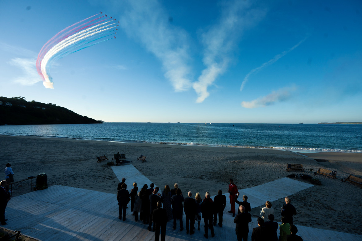 G7, lo spettacolo aereo nei cieli di Carbis Bay in Cornovaglia