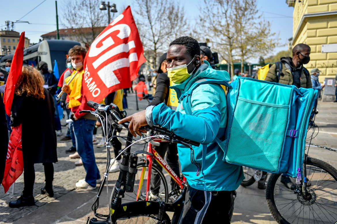 Una protesta della Cgil dei rider Deliveroo