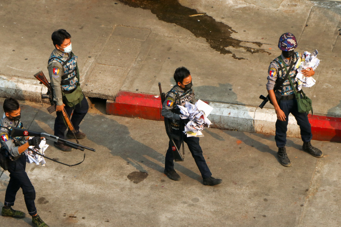 La polizia birmana nelle strade di Yangon al termine di una manifestazione di protesta contro il golpe