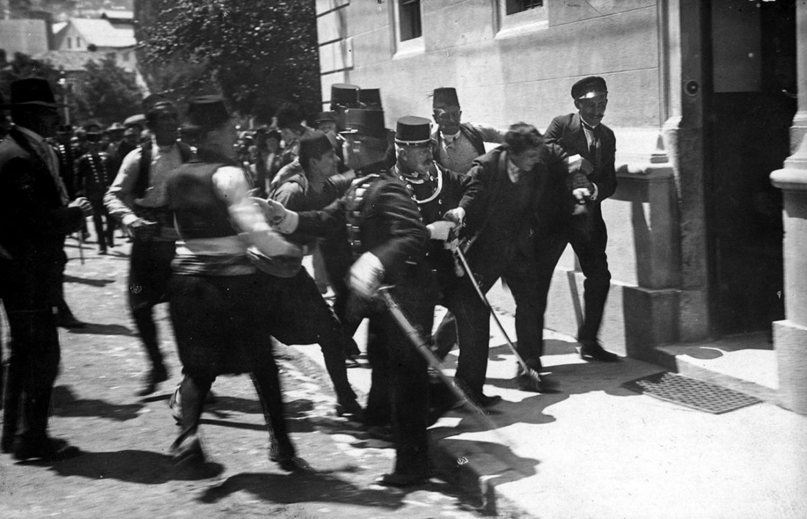 Gendarmi austro-ungarici arrestano un sospetto dopo l’attentato all’arciduca Francesco Ferdinando avvenuto il 28 giugno del 1914 a Sarajevo