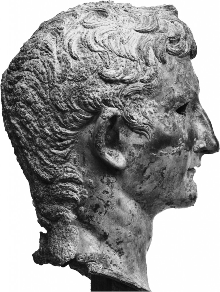 Particolare della statua bronzea di Nerone Claudio Druso Germanico, I sec. d.C., Amelia, Terni, Museo Archeologico; foto da: Germanico Cesare a un passo dall’Impero, a c. di Marcello Barbanera, Aguaplano Libri, Perugia 2020