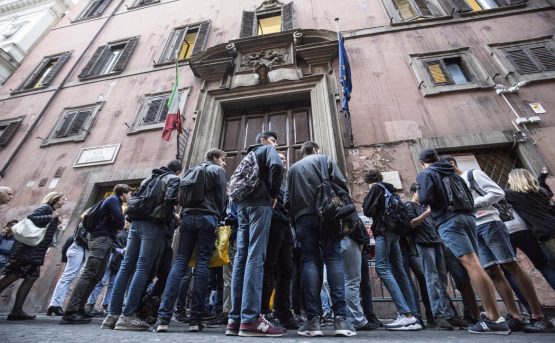 Scuola 450 mila studenti vivono in classi fuori legge
