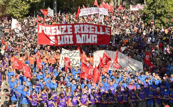 Momenti dellimponente manifestazione degli operai e del coordinamento delle donne della Gkn ieri a Firenze Momenti dellimponente manifestazione degli operai e del coordinamento delle donne della Gkn ieri a Firenze