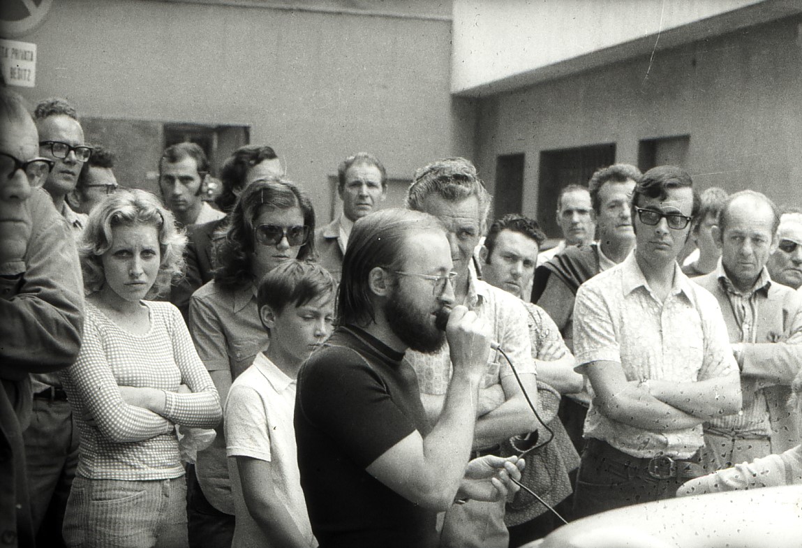 Grazia Barbiero, seconda da sinistra, a Merano nel 1972, esprime solidarietà agli operai della fabbrica Montedison di Sinigo accanto al prete operaio don Carmelo Setti. © Archivio Enzo Nicolodi