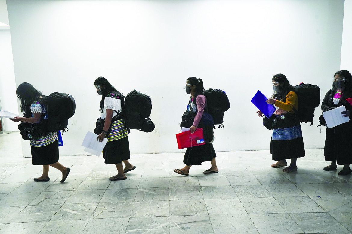 Membri dell’Ezln all’aeroporto di Città del Messico, al momento della partenza della carovana zapatista verso l’Europa