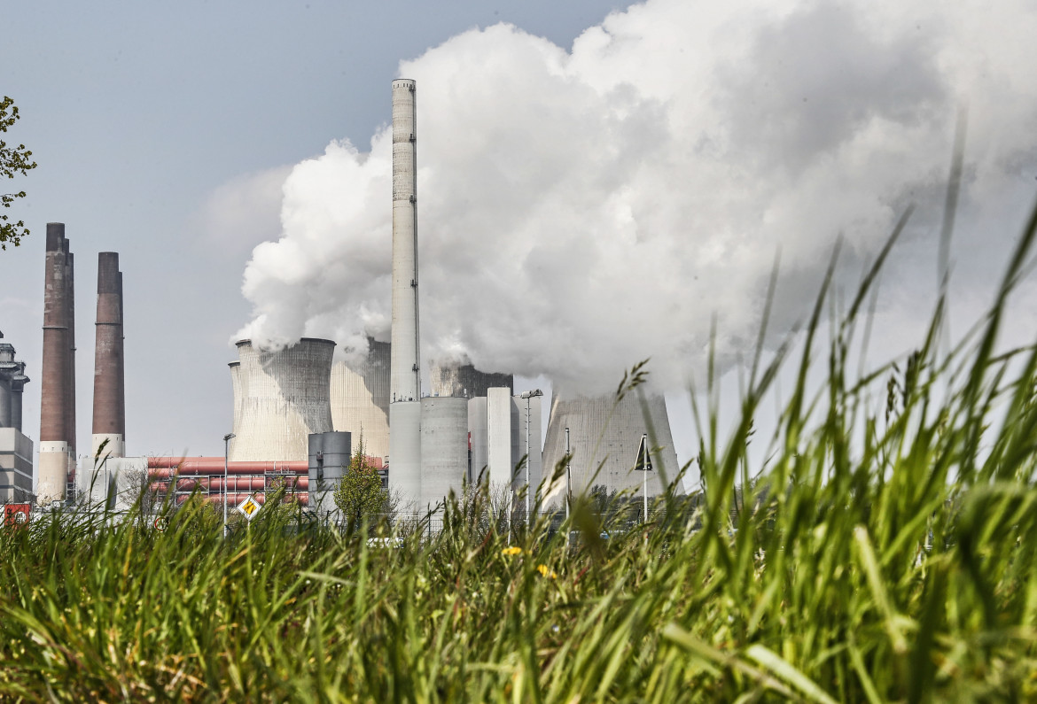 Centrale elettrica Rwe alimentata a carbone a Neurath, in Germania. In basso la commissaria all’energia Kadri Simson