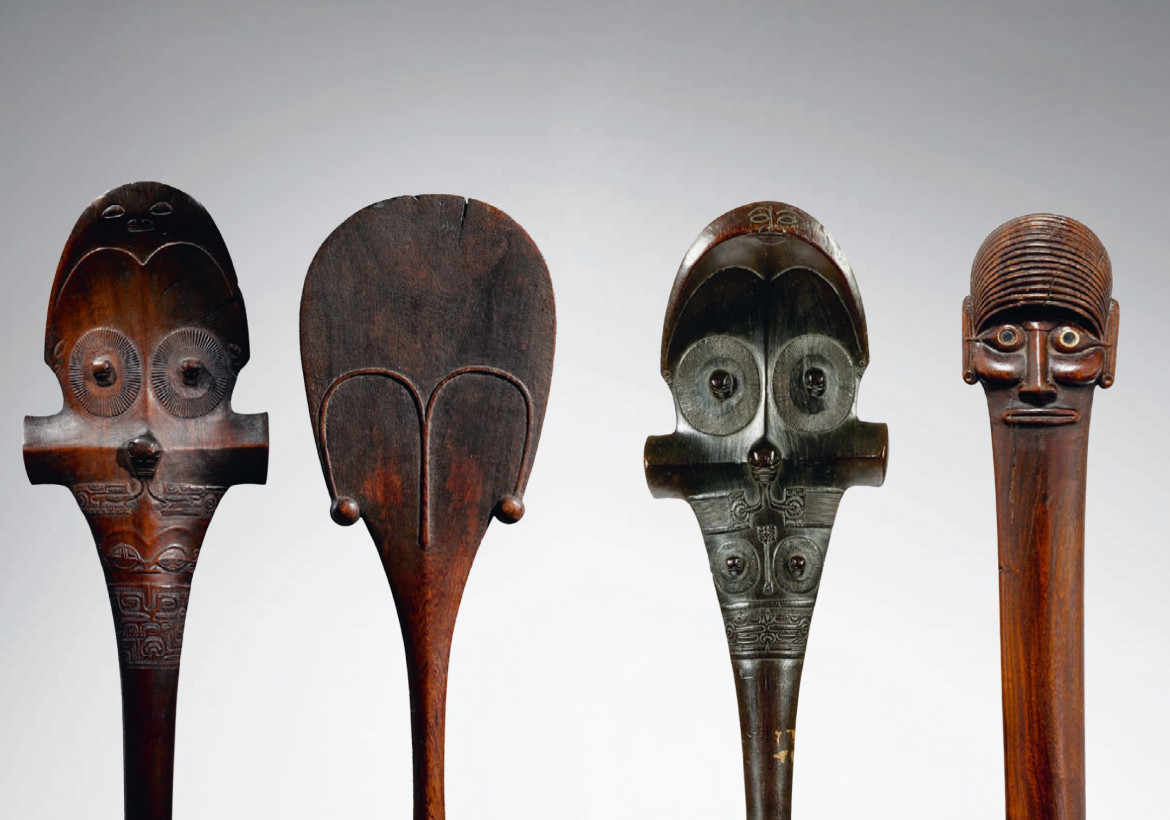 Una serie di bastoni di comando dell’Oceania, di varie provenienze, esposti nella mostra di Palazzo Franchetti