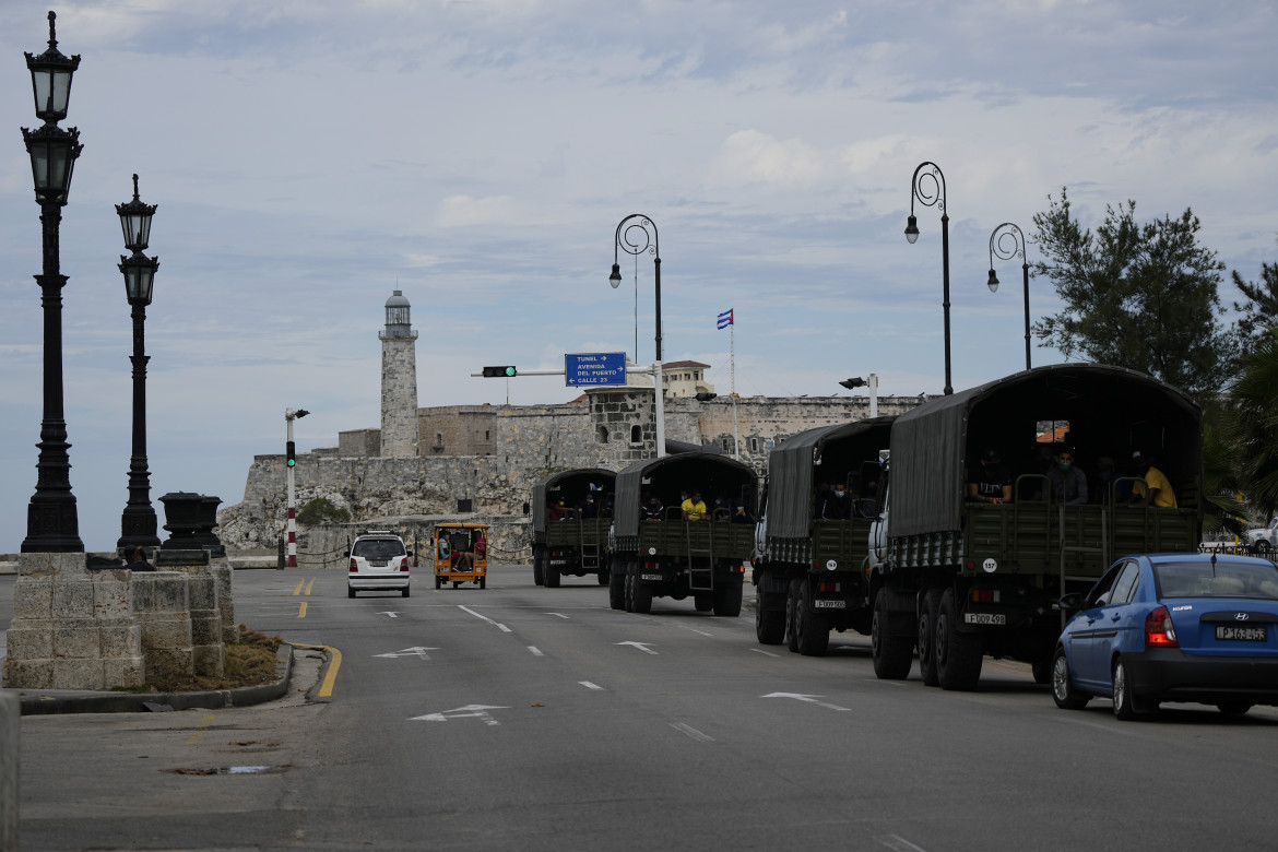L’Avana, 15 novembre 2021, le forze di sicurezza cubane pattugliano le strade della capitale nel giorno della manifestazione (vietata) della piattaforma Arcipelago