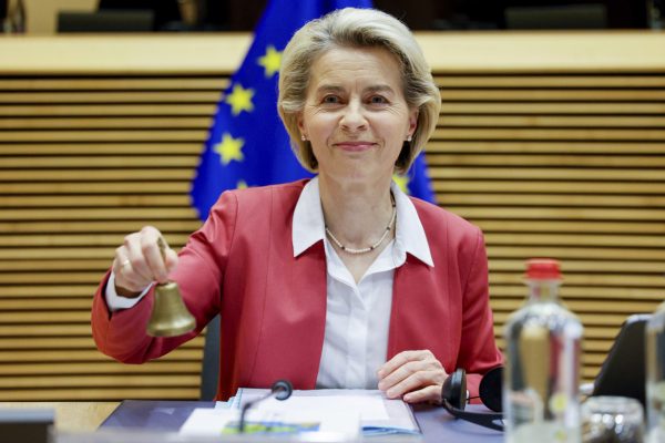 02desk1-sotto-sx-von-der-leyen-ap 02desk1-sotto-sx-von-der-leyen-ap