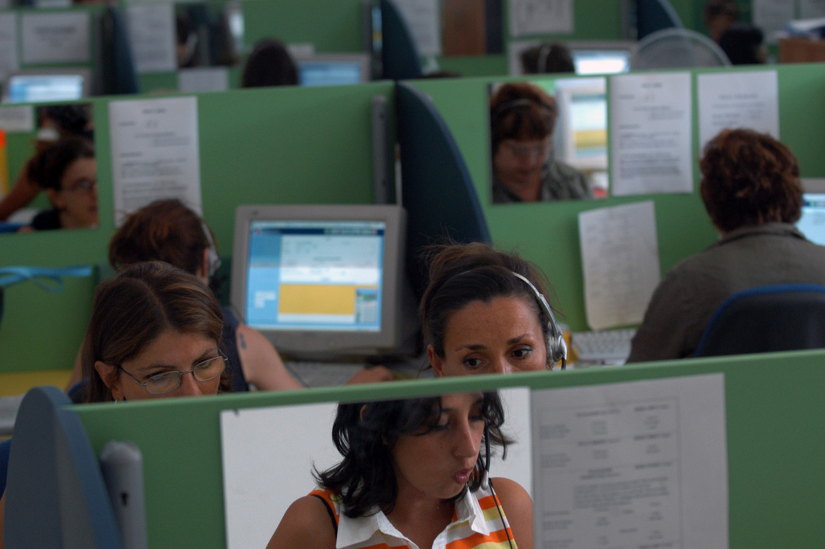 Call center, lavoratori a rischio in sciopero Call center, lavoratori a rischio in sciopero