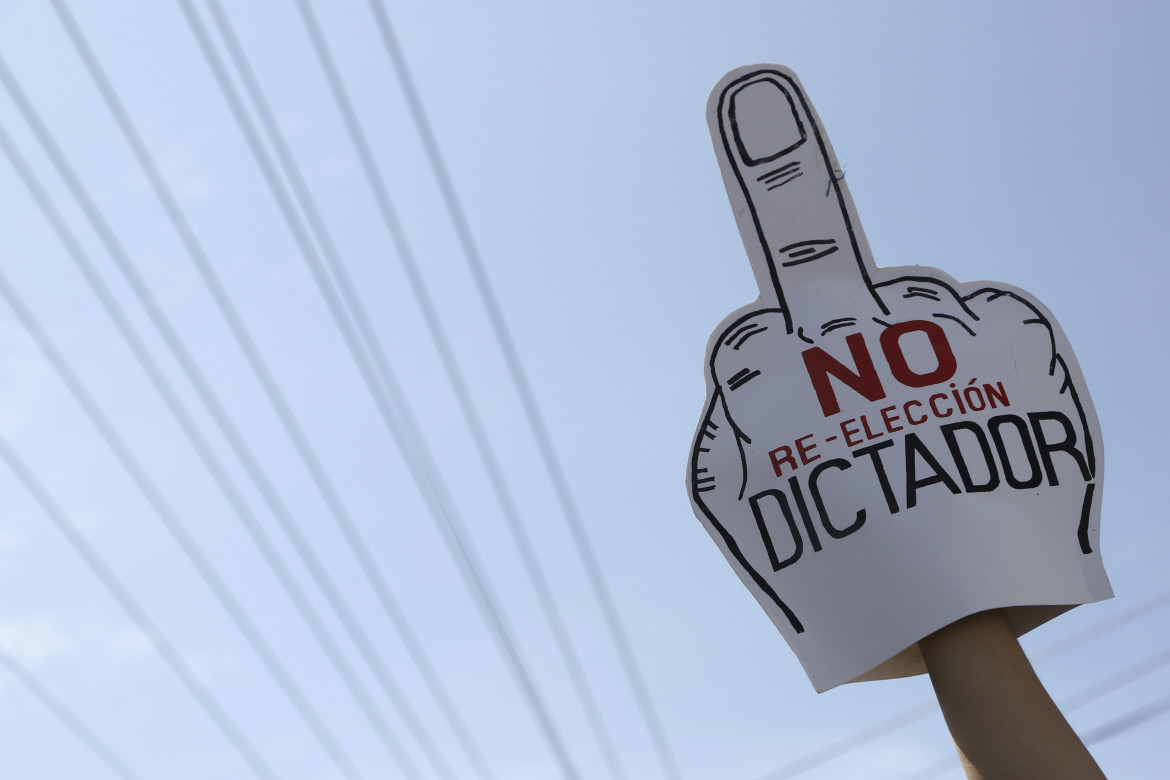 Un esplicito cartello contro la rielezione del