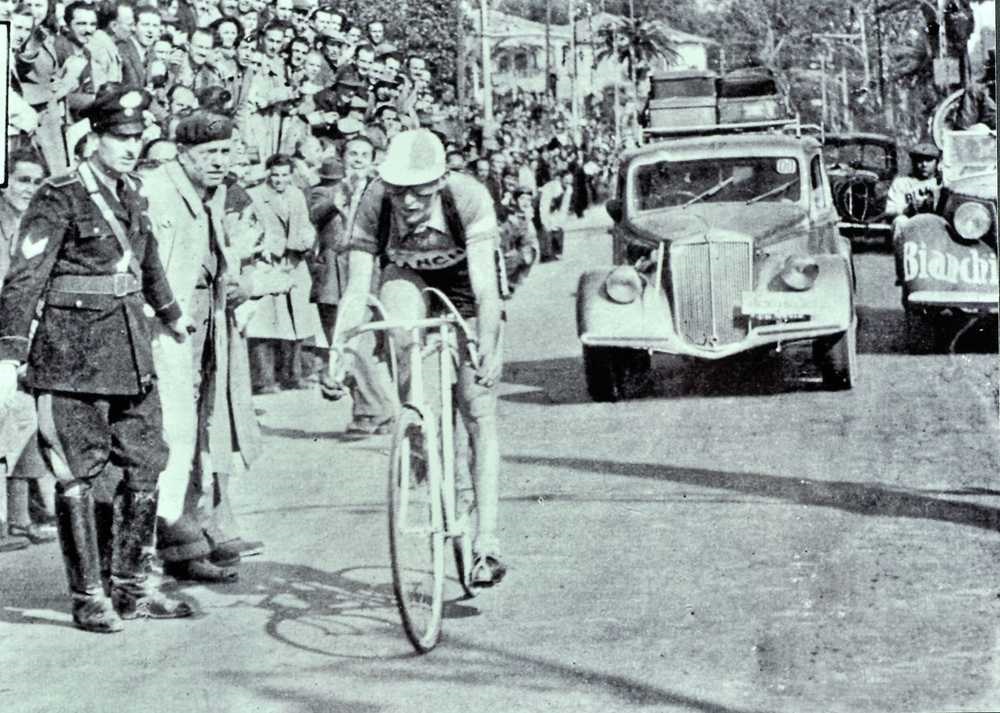 Il Giro d’Italia, storia di belle lettere il manifesto