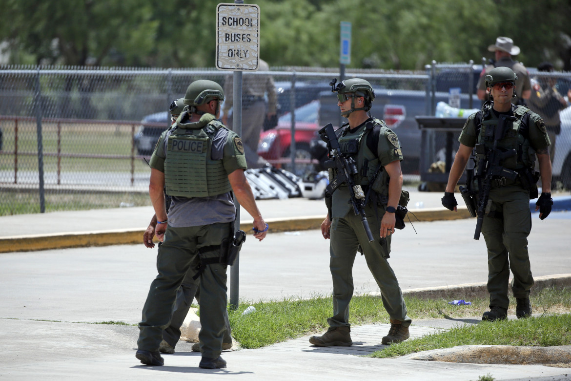 Texas, un ragazzo compie una strage in una scuola elementare Texas, un ragazzo compie una strage in una scuola elementare