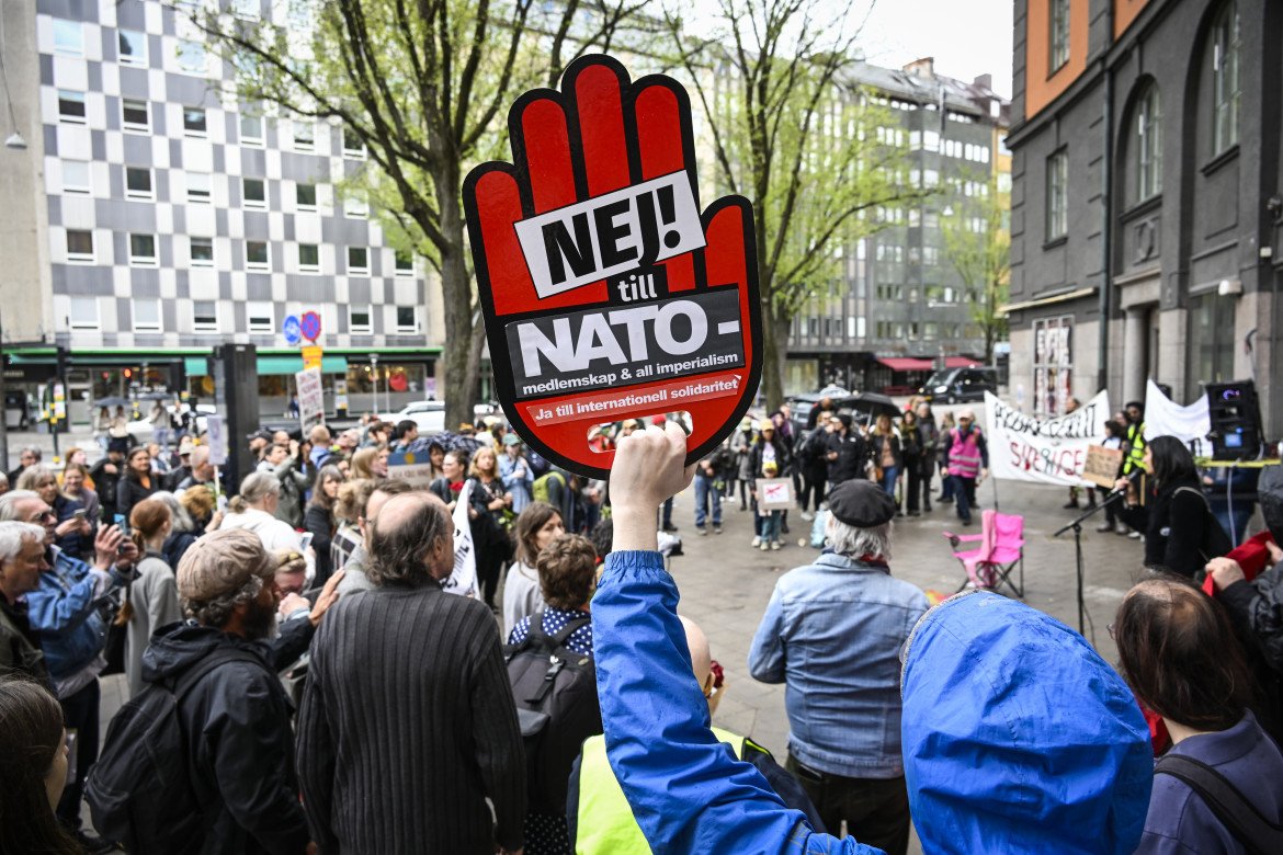 L’adesione alla Nato sconsiderata e antidemocratica L’adesione alla Nato sconsiderata e antidemocratica