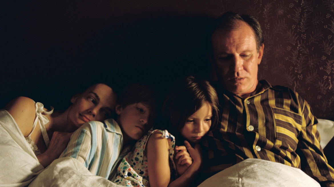 La durezza di un’era riflessa nelle immagini dei legami familiari La durezza di un’era riflessa nelle immagini dei legami familiari