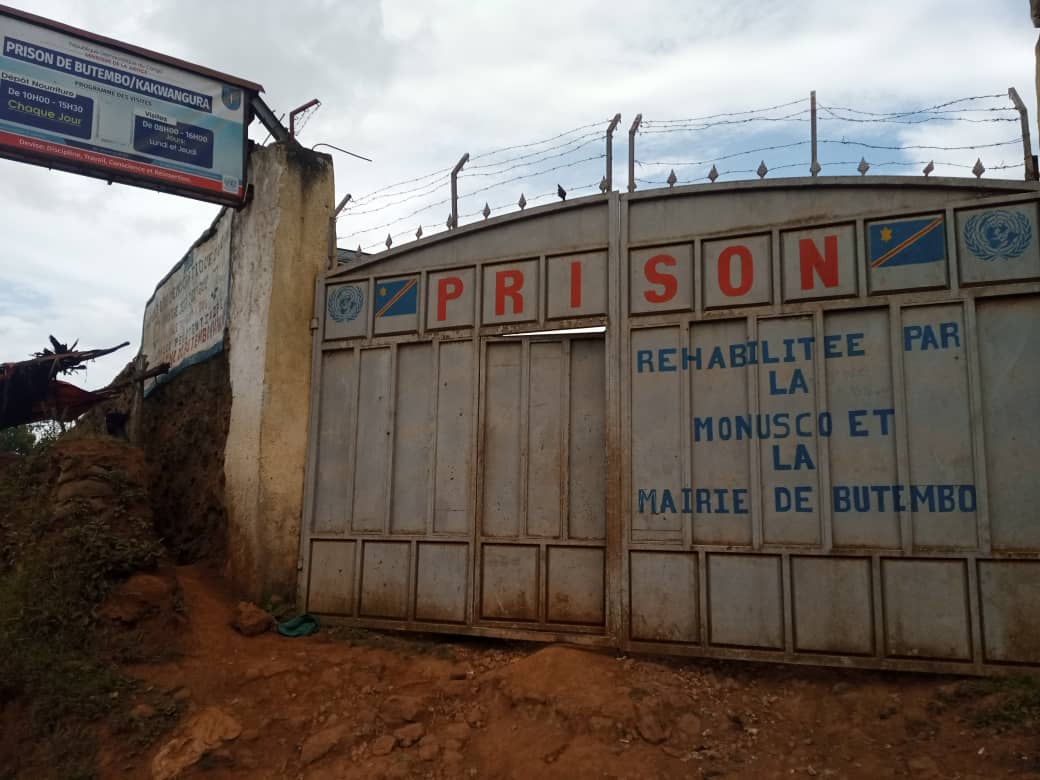 Oltre 800 i detenuti in fuga dopo l’assalto jihadista alla prigione centrale du Butembo Oltre 800 i detenuti in fuga dopo l’assalto jihadista alla prigione centrale du Butembo