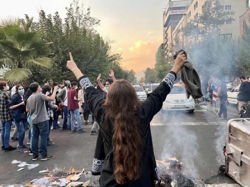 cantare-la-resistenza-in-iran-le-donne-occupano-le-piazze-il-manifesto