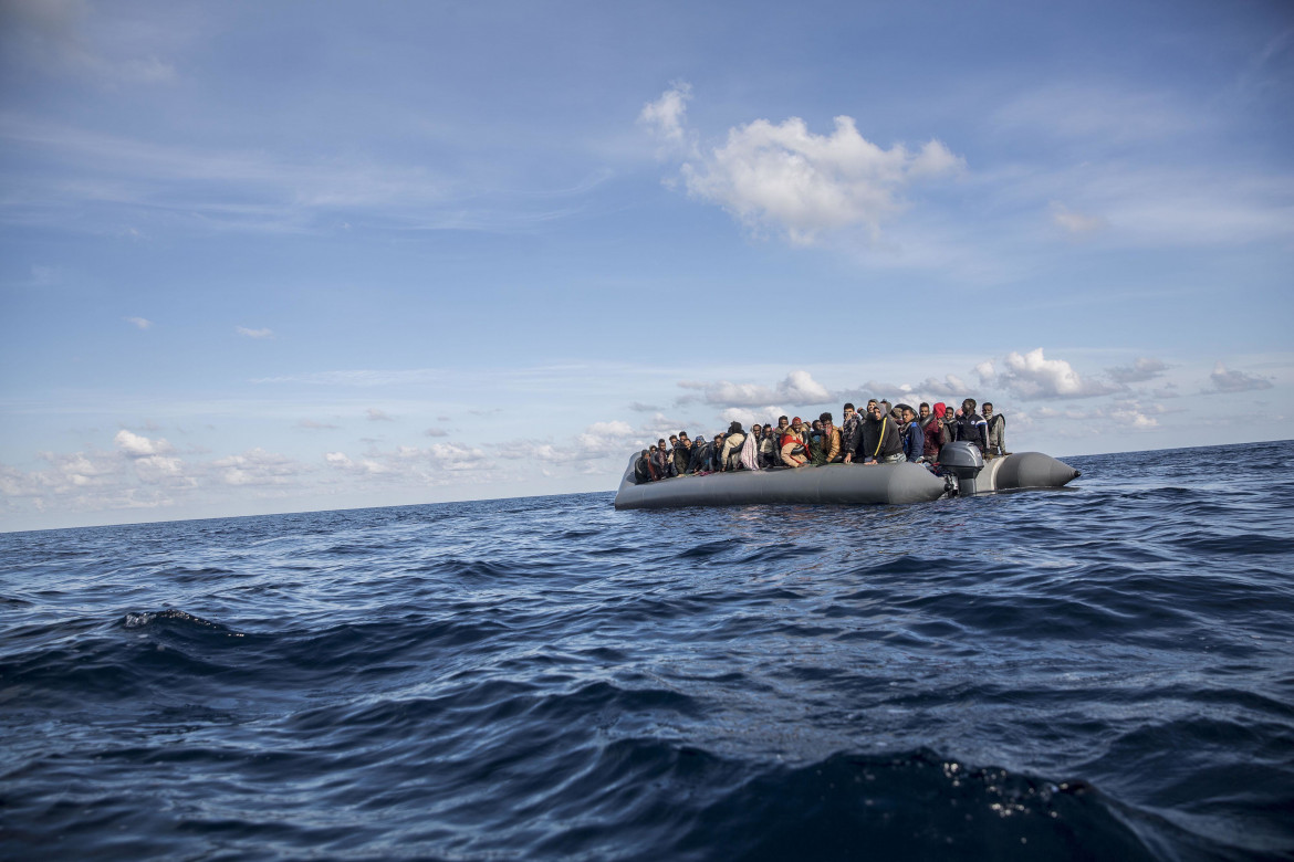 Affonda un barcone al largo della Libia: si salvano in tre