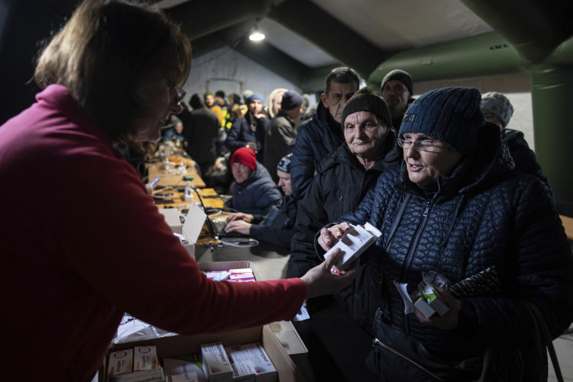 Le cisterne della libertà dissetano Kherson, ma le case sono macerie Le cisterne della libertà dissetano Kherson, ma le case sono macerie