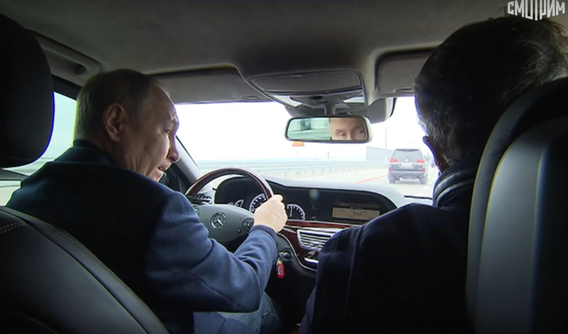 Putin guida un’auto sul ponte di Crimea Putin guida un’auto sul ponte di Crimea