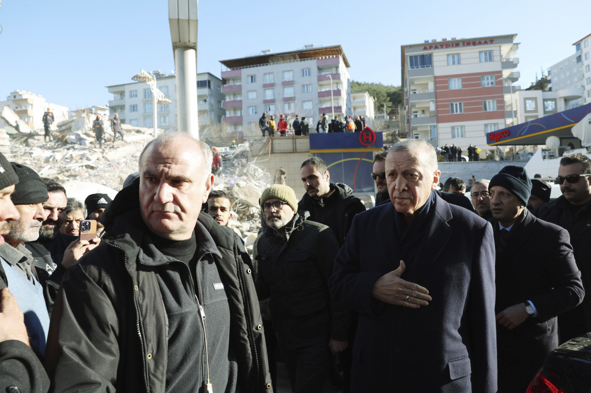 Sisma, crisi e inflazione. Ora Erdogan arranca davvero Sisma, crisi e inflazione. Ora Erdogan arranca davvero