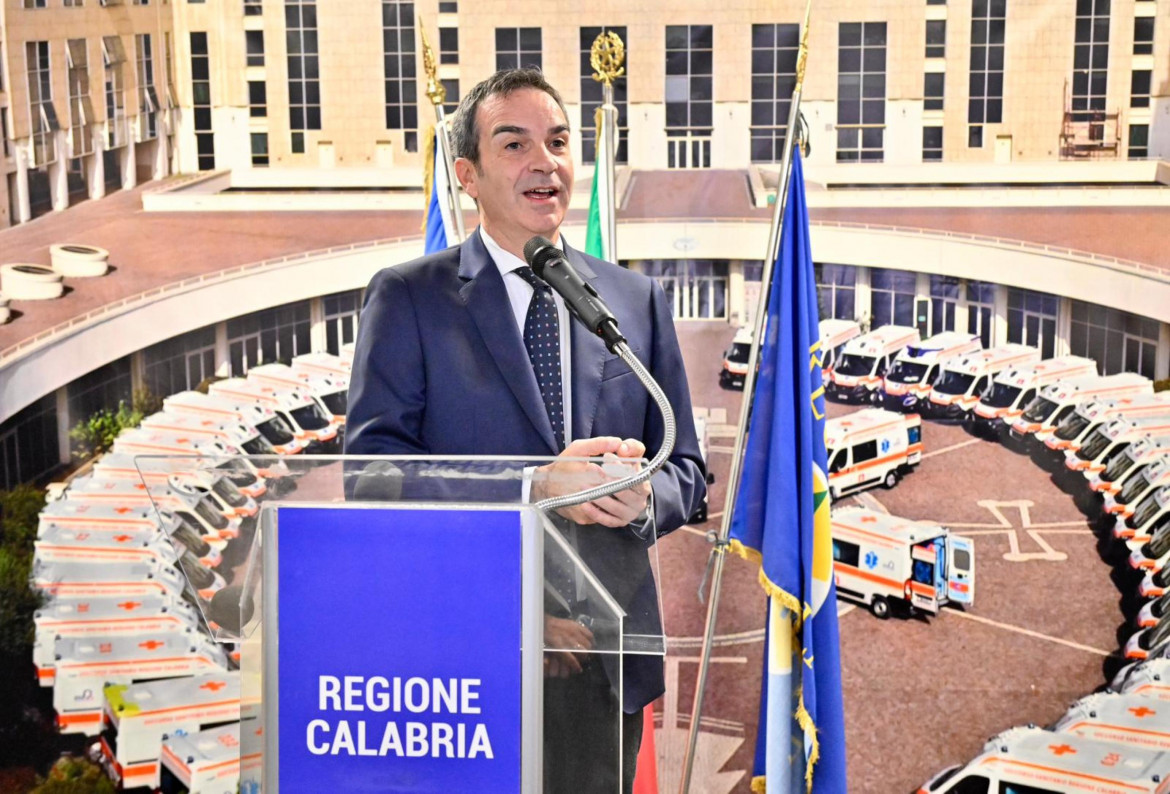 «Vogliono fermarmi. Mi dimetto ma mi ricandido»