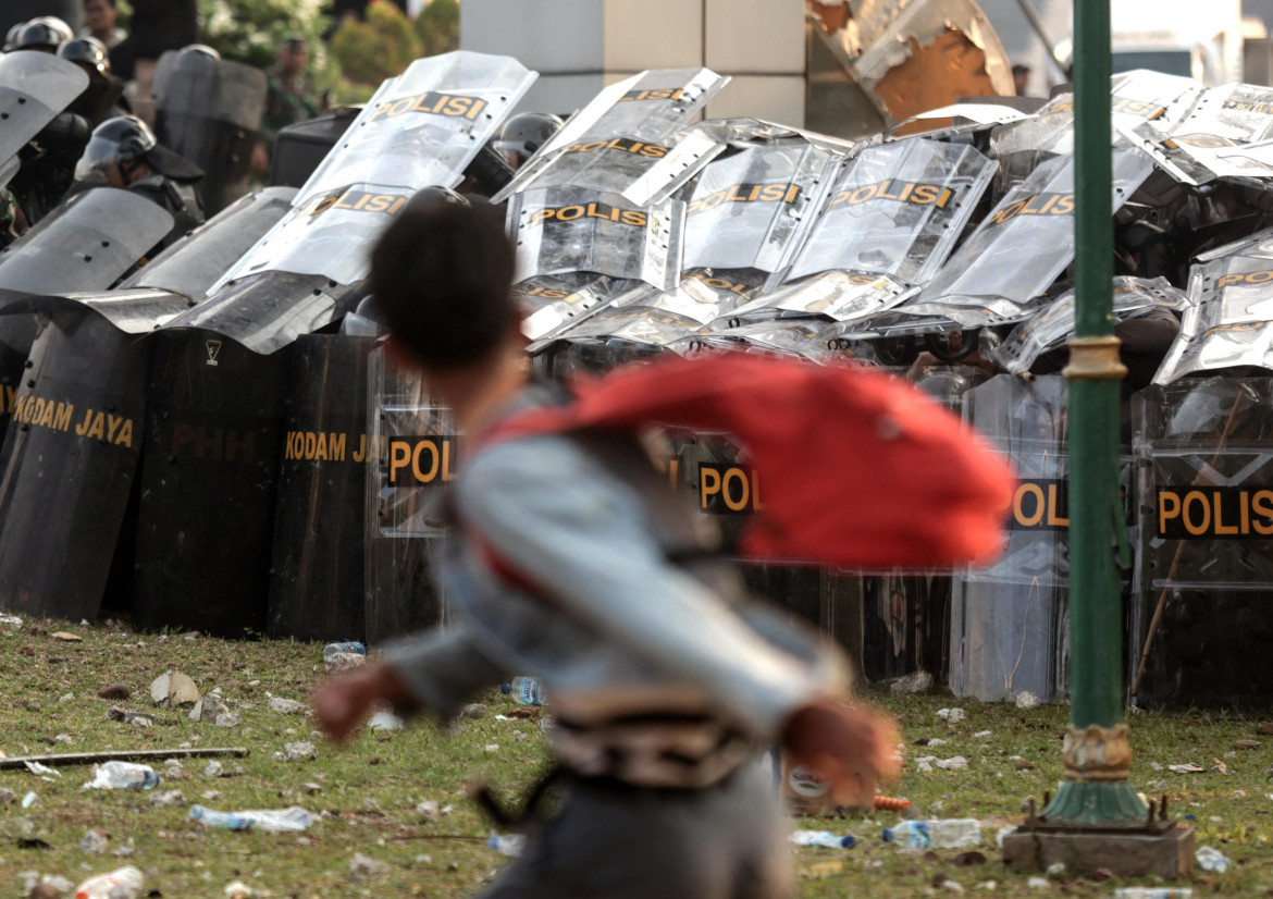 Brucia l’Indonesia, dilaga la protesta contro Prabowo Brucia l’Indonesia, dilaga la protesta contro Prabowo