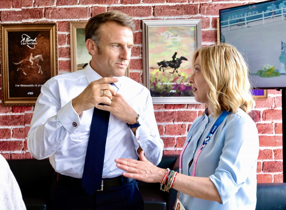 La premier a Parigi tra pessime figure e un incontro con Macron | il manifesto