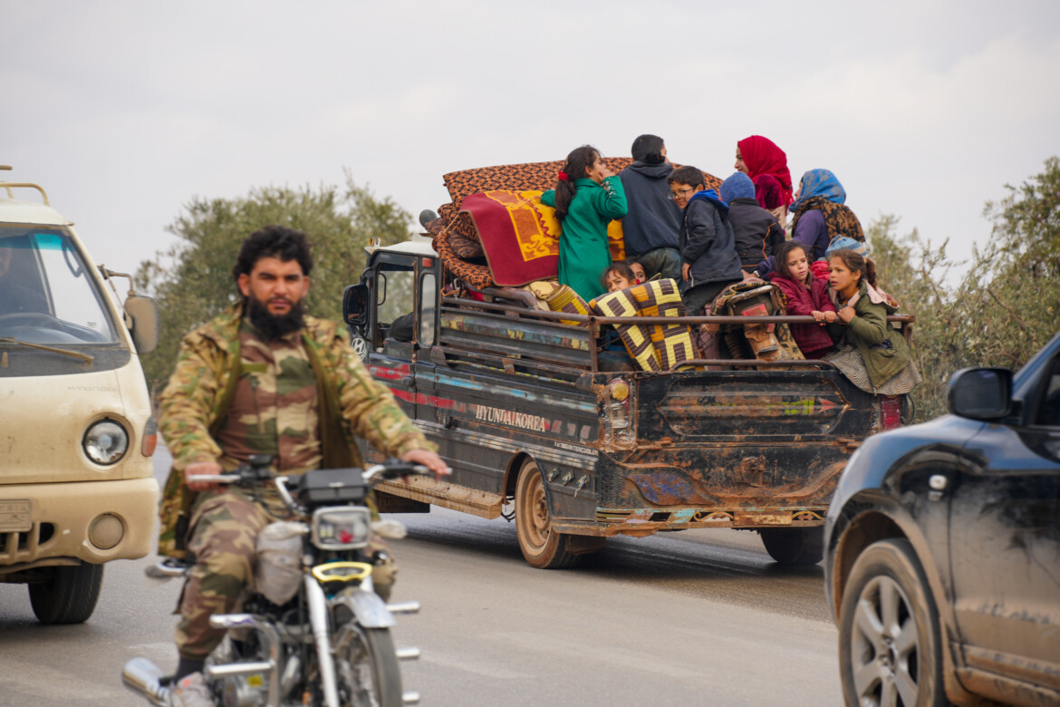 Aleppo senza difesa, i qaedisti la occupano. Civili in fuga verso sud