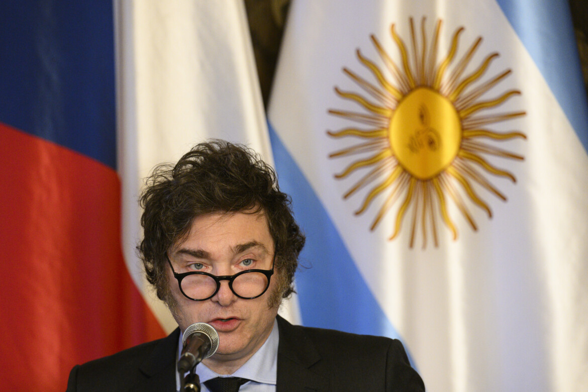 Argentina, si inceppa la motosega. Il parlamento limita i decreti d’urgenza Argentina, si inceppa la motosega. Il parlamento limita i decreti d’urgenza