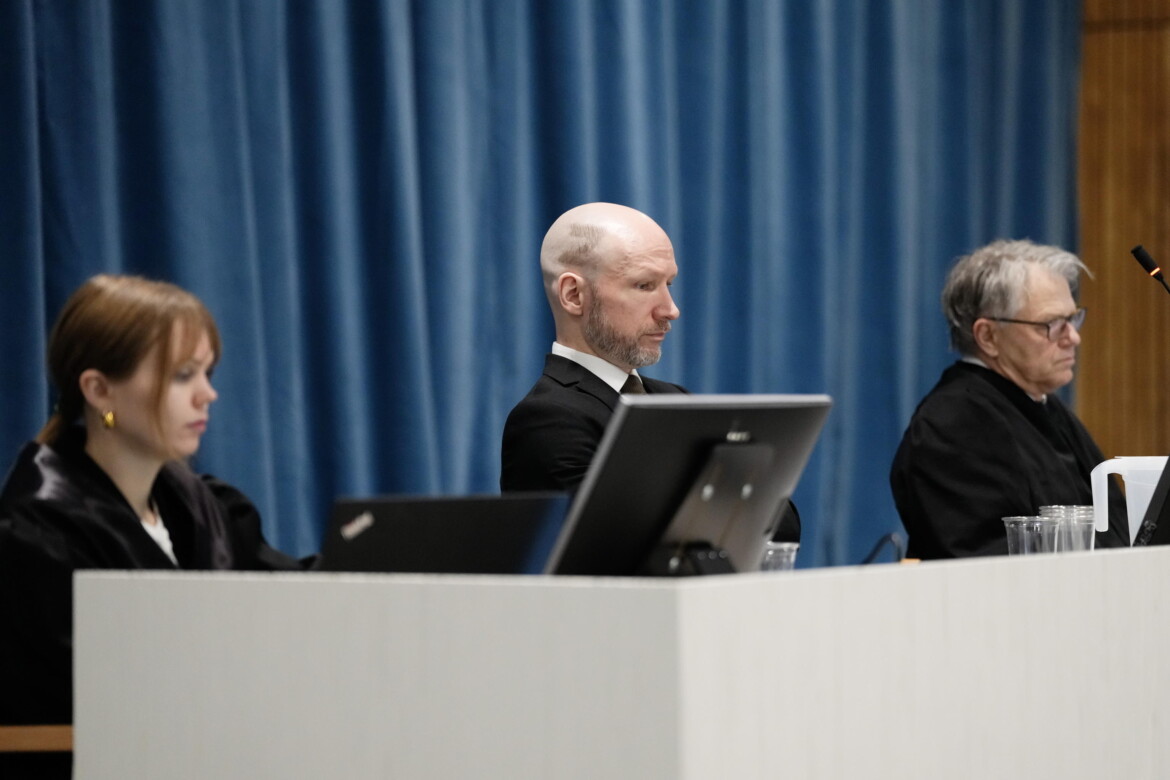 Anders Breivik in tribunale esibisce la Z filorussa