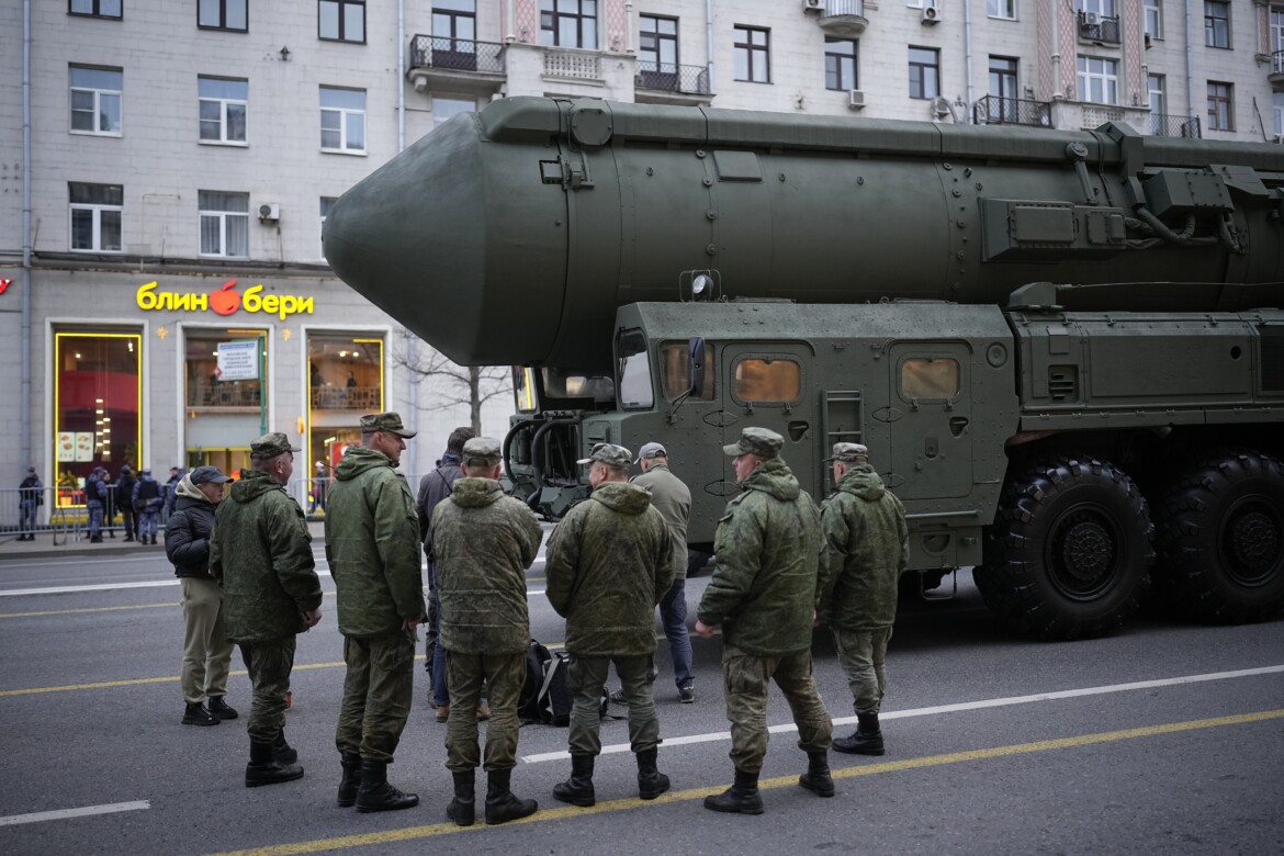 Missili a lungo raggio e dottrina atomica: l’Ucraina senza pace