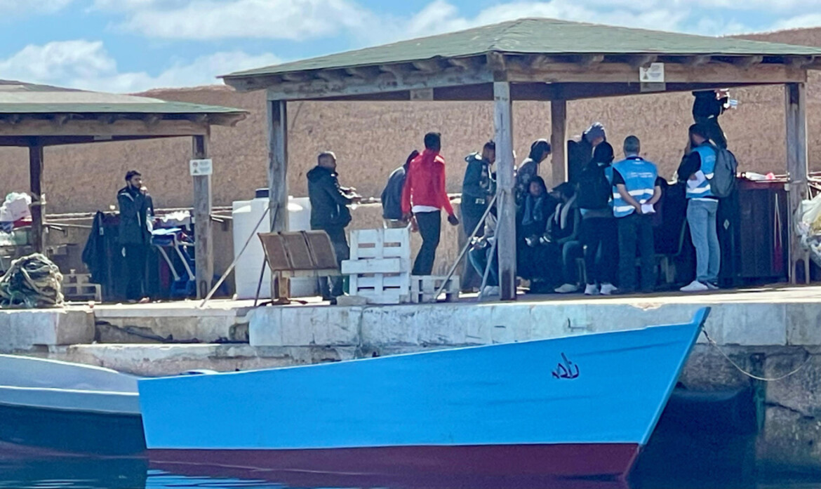 Lampedusa, duemila sbarchi in tre giorni. Morti e intossicati Lampedusa, duemila sbarchi in tre giorni. Morti e intossicati