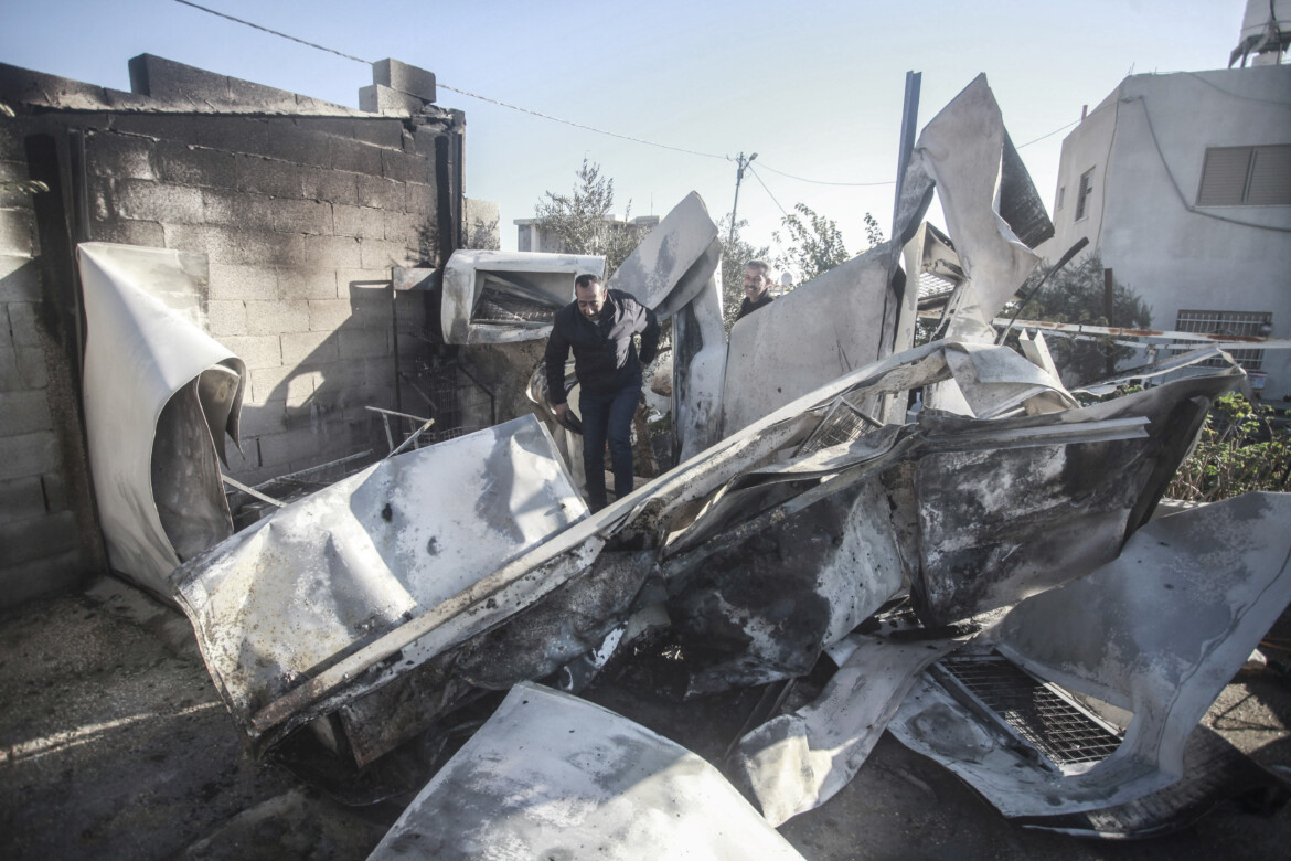 Gli spari svuotano Beit Lahiya. A Nablus case date alle fiamme