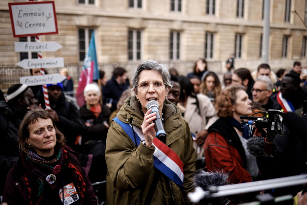 Sandrine Rousseau: «Macron deve capire: o sfiducia o coabitazione»