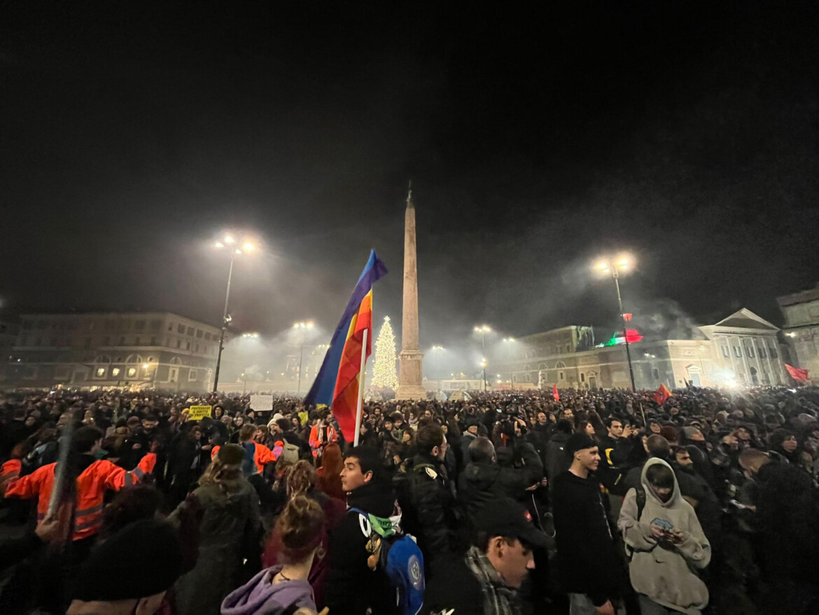 Il centrosinistra si aggancia al corteo dei movimenti