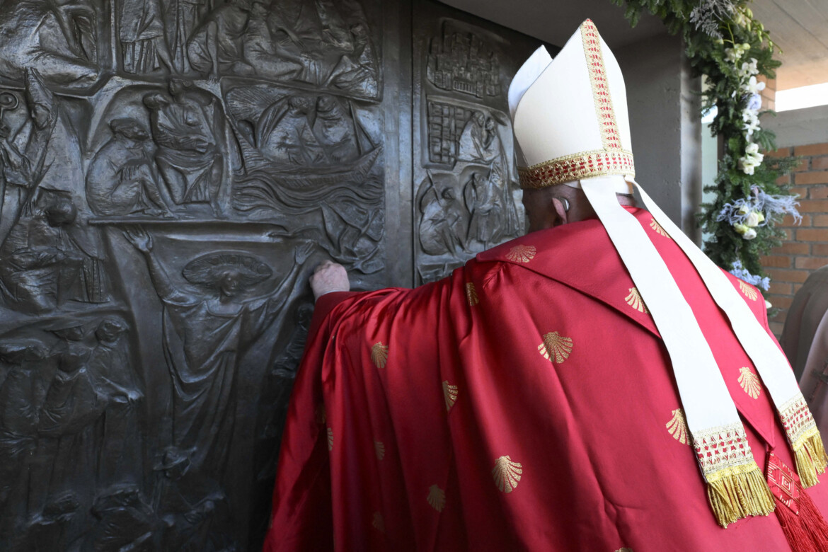 La porta del purgatorio. Appello alla speranza: il Giubileo arriva nel carcere di Roma