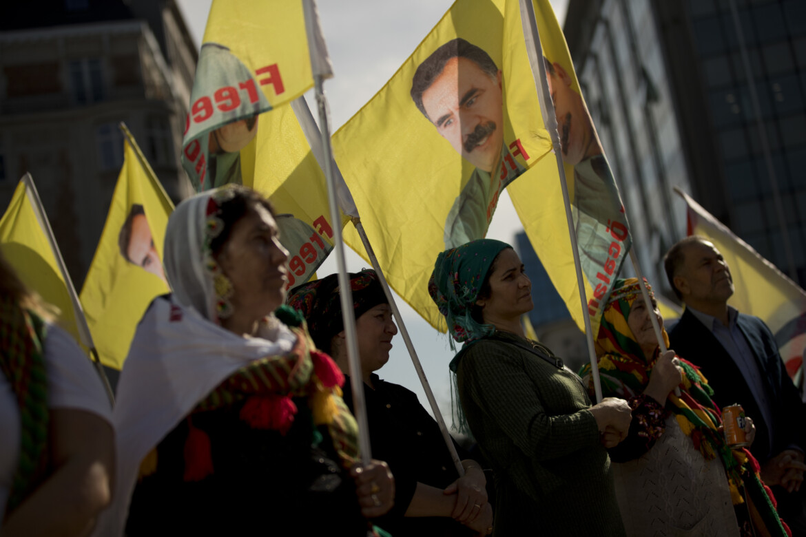 Delegazione Dem incontra in carcere Öcalan: «Più che mai vicini alla pace»