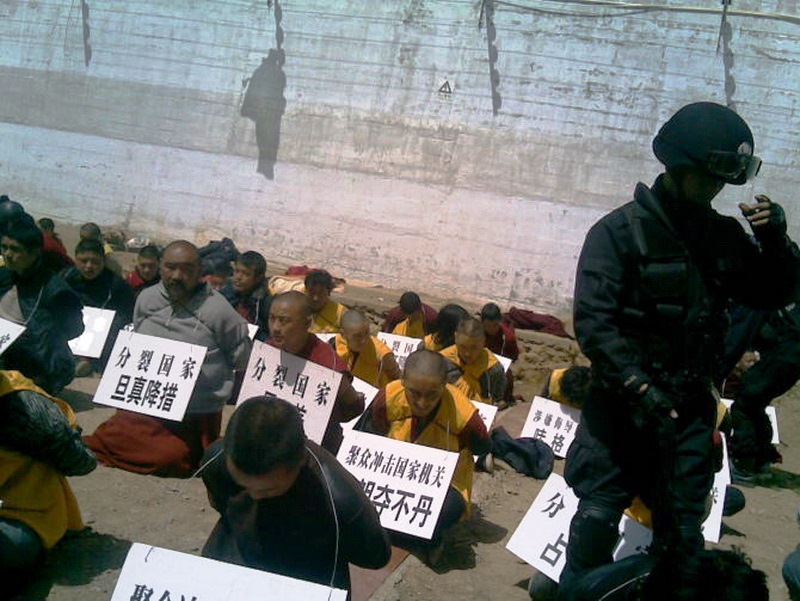 Viaggi proibiti nella città sotto assedio, il Tibet narrato da Barbara Demick