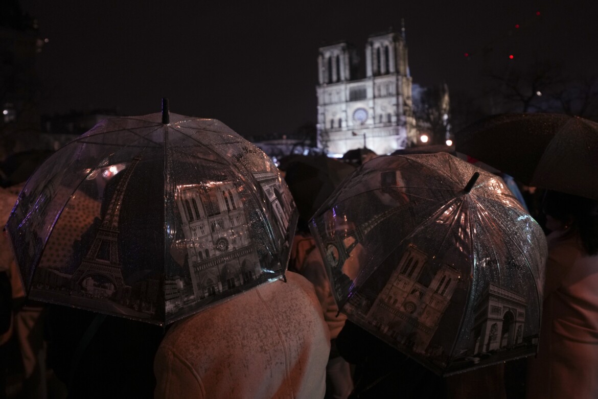 Il grande monumento all’impuro testimone delle sorti di Parigi