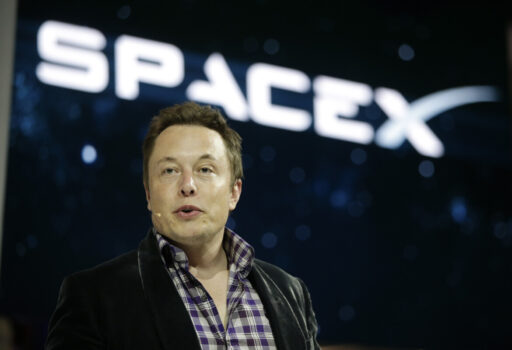 Elon Musk durante una conferenza su SpaceX in California foto Ap