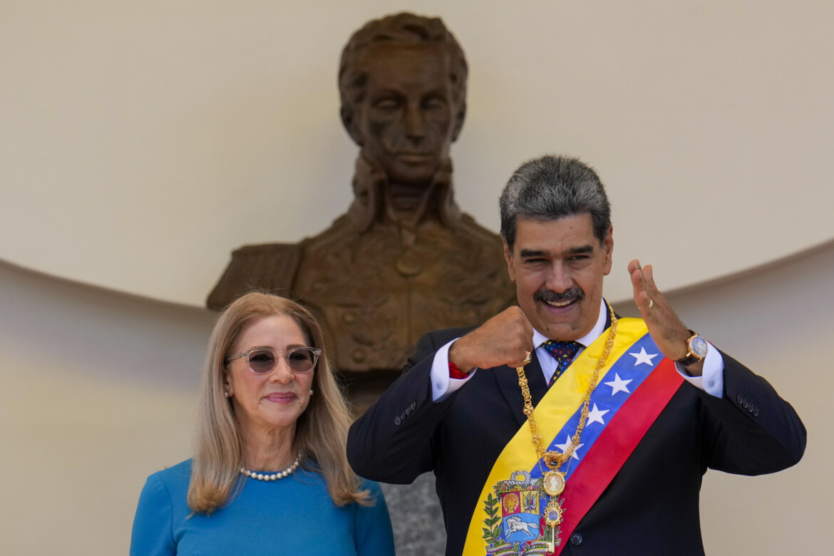 Maduro inizia il terzo mandato. L’ira della destra, ma non solo