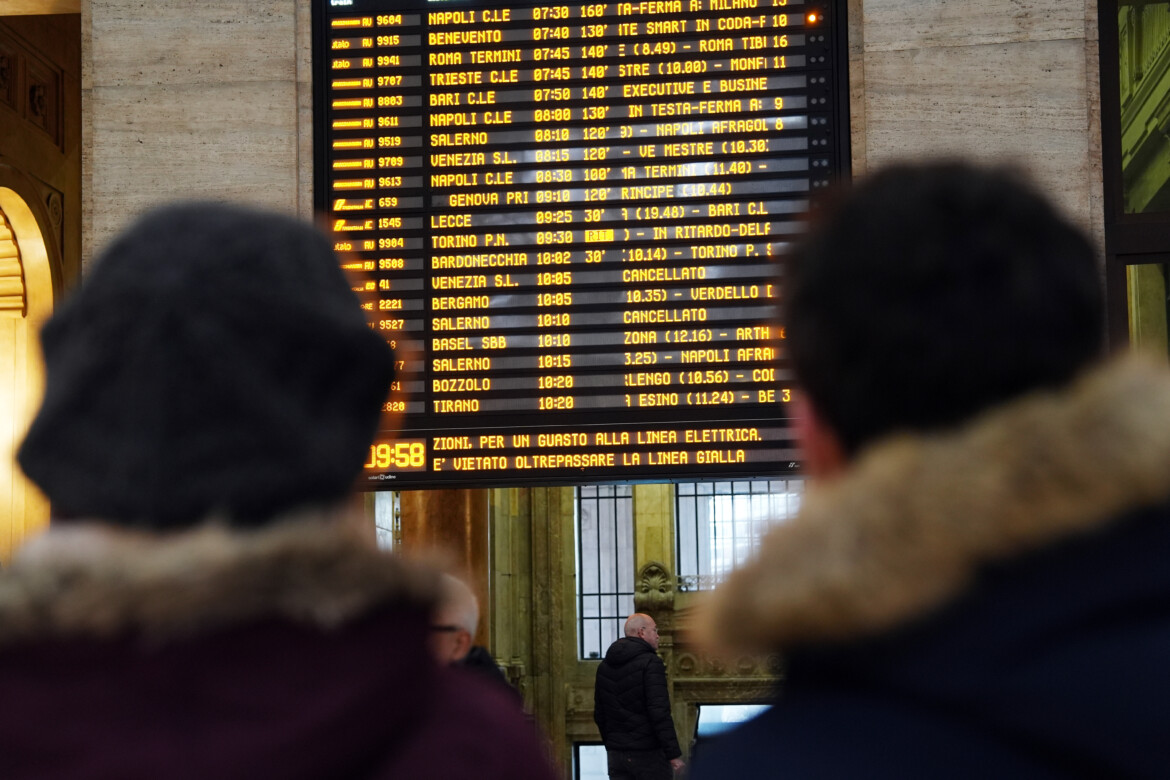 Ennesimo caos treni Guasto a Milano, ritardi in mezza Italia