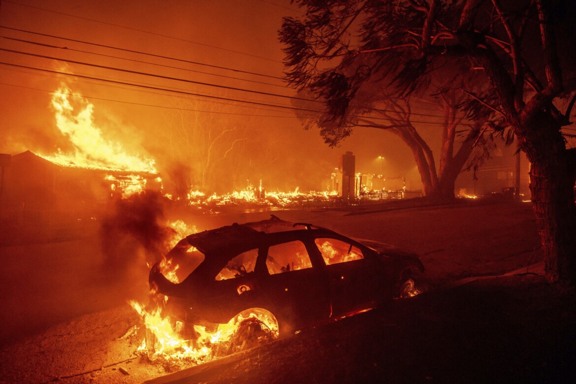 La propaganda trumpista infierisce sulla città in fiamme