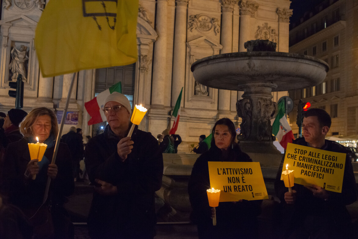 Oltre il buio del Ddl Sicurezza. Le fiaccole illuminano la piazza