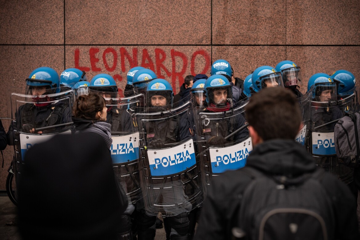 La polizia ha licenza di menare: una storia semplice